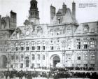 Inflating a balloon with the declarations of the Commune attached to it outside the Hotel de Ville, Paris, 3rd May 1871 (b/w photo)