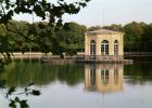 View of the Etang des Carpes with the octagonal pavilion (photo)