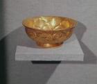 Bowl decorated with embossed lotus petals (gold)