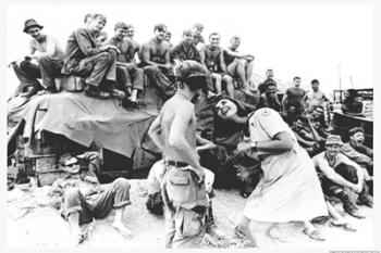 Red Cross Worker in Vietnam with Soldiers | Obraz na stenu