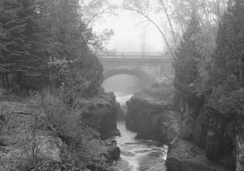 Bridge Over Rocks Black And White | Obraz na stenu