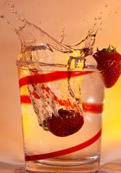 Strawberry Splash In Red Swirl Glass I | Obraz na stenu