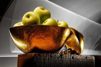 Apple In A Gold Bowl | Obraz na stenu