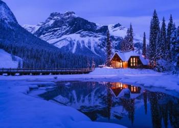 Mountain Lodge at Dusk | Obraz na stenu