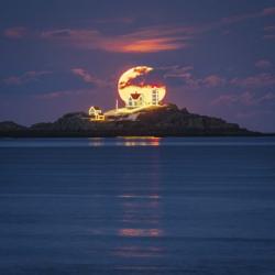 Big Moon over Nubble | Obraz na stenu