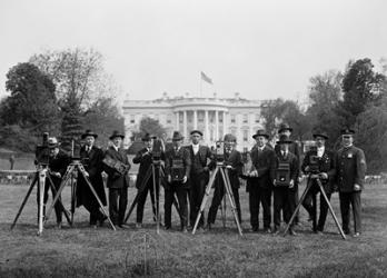 Press Correspondents and Photographers on White House Lawn | Obraz na stenu