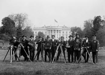 Press Correspondents and Photographers on White House Lawn | Obraz na stenu