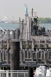 Statue Of Liberty Vertical With Pylons | Obraz na stenu