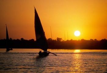 Silhouette of a traditional Egyptian Falucca, Nile River, Luxor, Egypt | Obraz na stenu