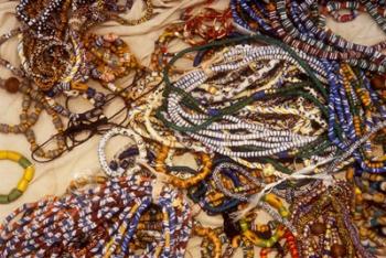 Beadmaker Displaying Samples, Asameng, Ghana | Obraz na stenu