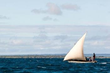 Men sailing on the sea of Zanj, Ihla das Rolas, Mozambique | Obraz na stenu