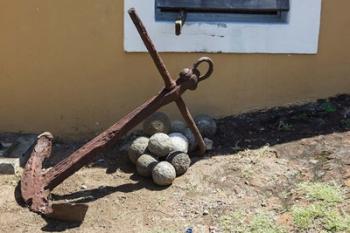 Africa, Mozambique, Maputo. Anchor and cannonballs at the Old Fort. | Obraz na stenu