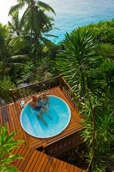 Couple enjoying hot tub at Fregate Resort, Seychelles | Obraz na stenu