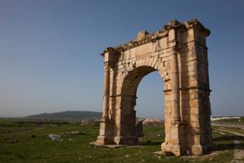 Tunisia, Dougga, Roman-era arch on Route P5 | Obraz na stenu