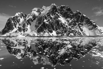 Antarctica, Mountain peaks reflected in the Lemaire Channel. | Obraz na stenu