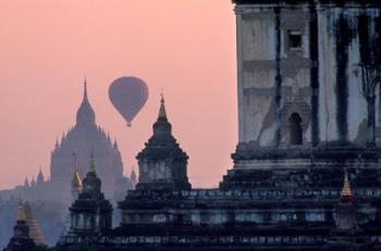 Hot Air balloon over the temple complex of Pagan at dawn, Burma | Obraz na stenu