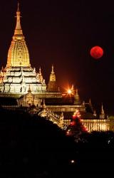 Asia, Myanmar, Bagan, moon rising over Ananda temple | Obraz na stenu