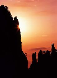 Sunburst on Craggy Huangshan Peaks, Anhui, China | Obraz na stenu