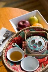 Traditional Chinese teapot and cup, Hong Kong, China | Obraz na stenu