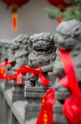 Stone lions with red ribbon, Jade Buddah Temple, Shanghai, China | Obraz na stenu