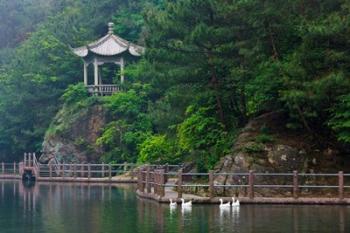 Pavilion with lake in the mountain, Tiantai Mountain, Zhejiang Province, China | Obraz na stenu