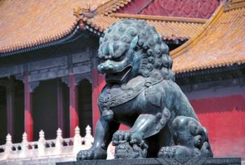 China, Beijing, Lion statue guards Forbidden City | Obraz na stenu