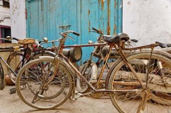 Group of bicycles in alley, Delhi, India | Obraz na stenu