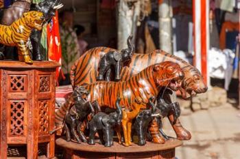 Souvenir tiger sculptures, New Delhi, India | Obraz na stenu