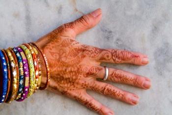 Henna Design on Woman's Hands, Delhi, India | Obraz na stenu