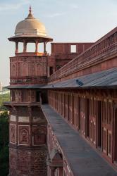 Two pigeons sit on the roof's ledge, Agra fort, India | Obraz na stenu