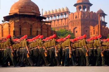 Indian Army soldiers march in formation, New Delhi, India | Obraz na stenu