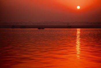 Sunset over the Ganges River in Varanasi, India | Obraz na stenu