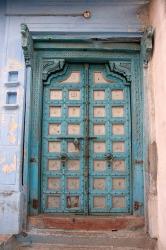 Blue-painted door, Jojawar, Rajasthan, India. | Obraz na stenu