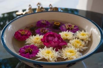 Flowers in a bowl, Rawal Jojawar Hotel, Jojawar, Rajasthan, India. | Obraz na stenu