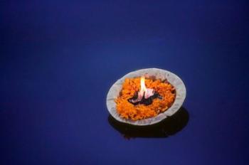 Flower candle in the Ganges River, Varanasi, India | Obraz na stenu