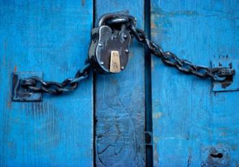 India, Ladakh, Kargil, Padlock on blue door | Obraz na stenu