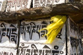 Prayer flag and Mani Stones, Buddhist Mantras, Khumbu, Nepal | Obraz na stenu