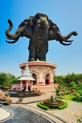 Giant three headed elephant, the Erawan Museum in Samut Prakan, Bangkok, Thailand | Obraz na stenu