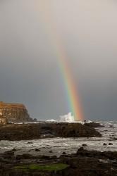 New Zealand, South Island A rainbow arcs over Curio Bay | Obraz na stenu