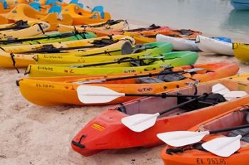 Bahamas, Eleuthera, Princess Cays, beach kayaks | Obraz na stenu
