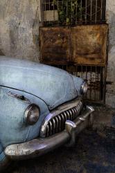 Front of 1950's era car in front of gate, Havana, Cuba | Obraz na stenu
