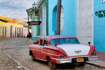 Colorful buildings and 1958 Chevrolet Biscayne, Trinidad, Cuba | Obraz na stenu