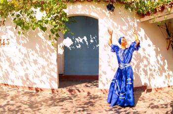 African Dancer in Old Colonial Village, Trinidad, Cuba | Obraz na stenu