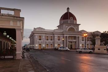 Cuba, Cienfuegos, Palacio de Gobierno, Dusk | Obraz na stenu