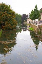 River Serein Flowing Through Chablis in Bourgogne, France | Obraz na stenu