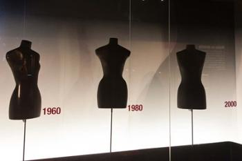 Mannequins in The Museum of Lace and Fashion | Obraz na stenu