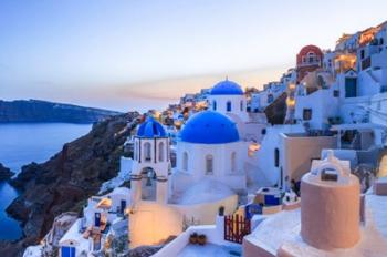 Greece, Santorini, Oia Sunset On Coastal Town | Obraz na stenu