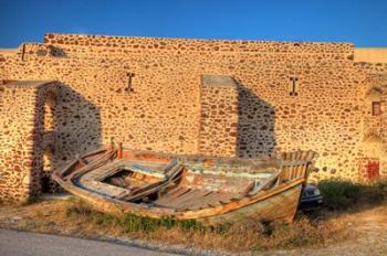 Old fishing boat on dry land, Oia, Santorini, Greece | Obraz na stenu