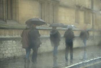 Walking in the rain, Oxford University, England | Obraz na stenu