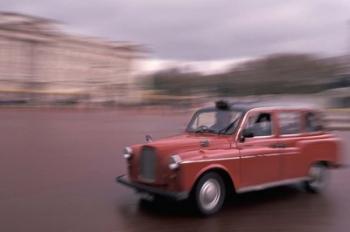 Cab racing past Buckingham Palace, London, England | Obraz na stenu
